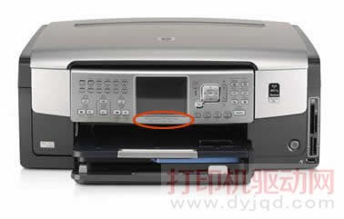 在前面板的中部查找打印機(jī)型號(hào)