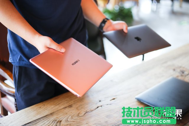 �A��MateBook X���O��MacBook�Ă�(g��)�ð�����(du��)���u(p��ng)�y(c��) ��(li��n)