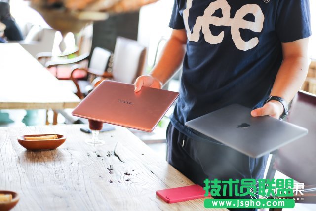�A��MateBook X���O��MacBook�Ă�(g��)�ð�����(du��)���u(p��ng)�y(c��)