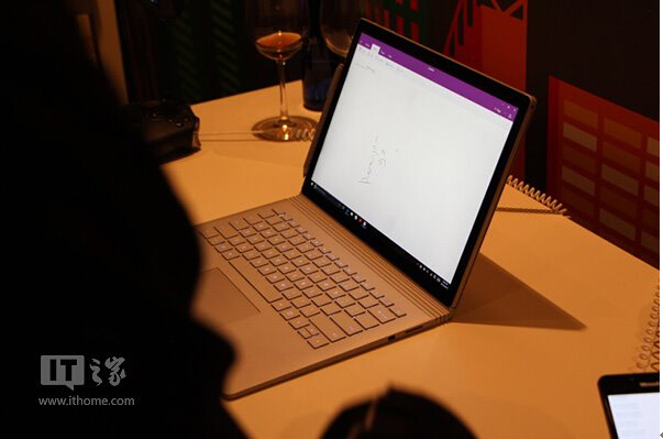 Windows10�Pӛ��Surface Book���۵�����w�