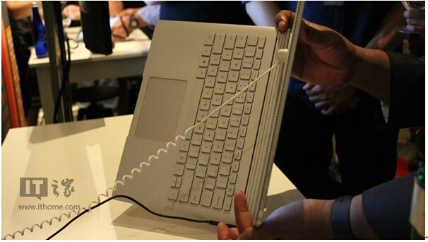 Windows10�Pӛ��Surface Book���۵�����w�